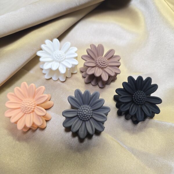 Daisy Matte Flower Hair Claw Clips